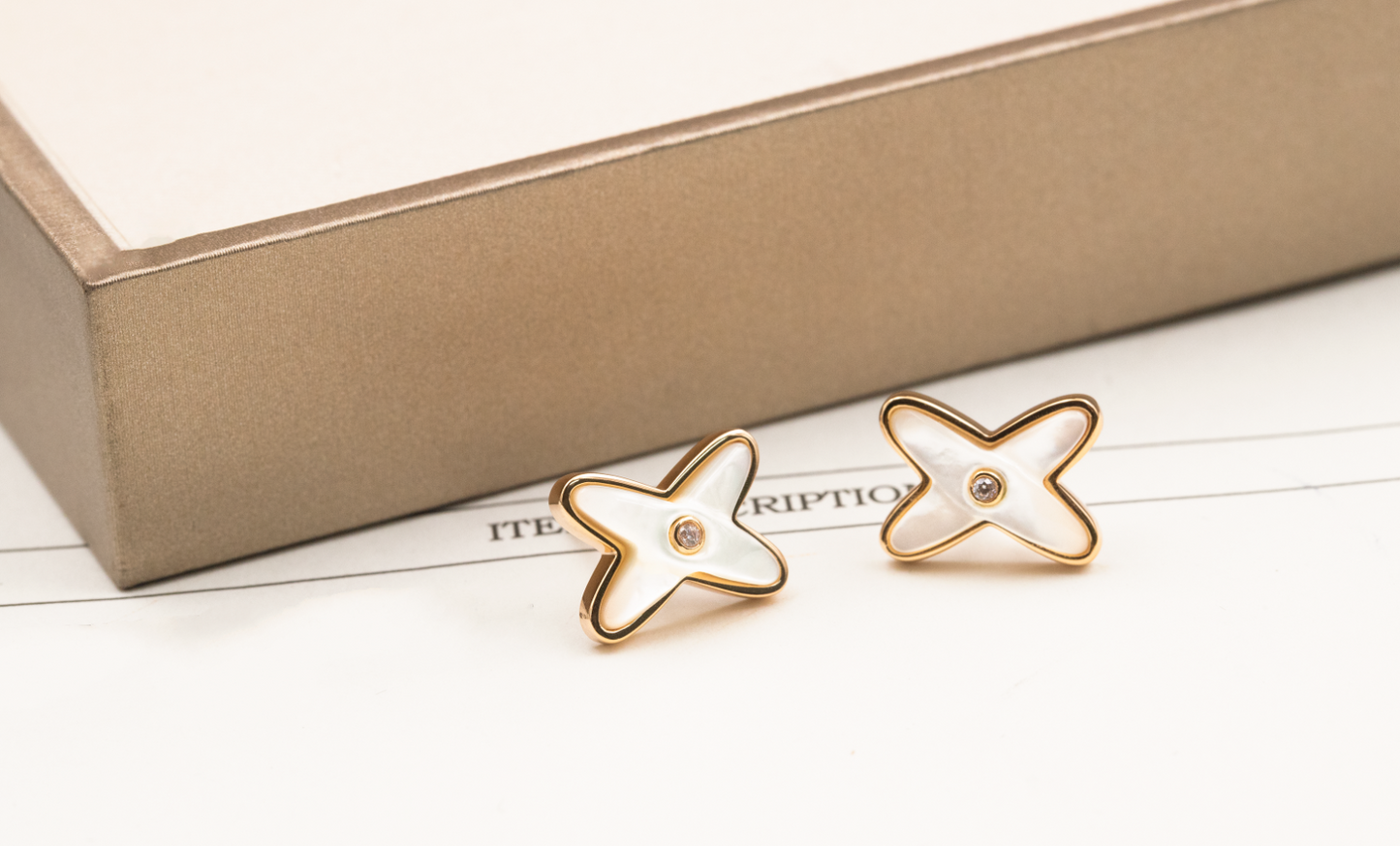 LUXEIFY JEUX DE WHITE MOP PINK GOLD DIAMOND EARRINGS