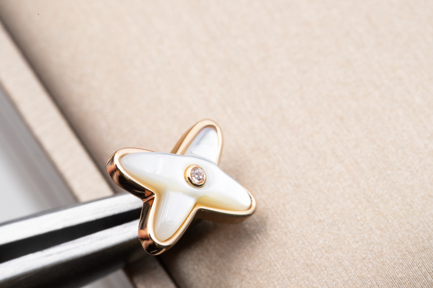 LUXEIFY JEUX DE WHITE MOP PINK GOLD DIAMOND EARRINGS