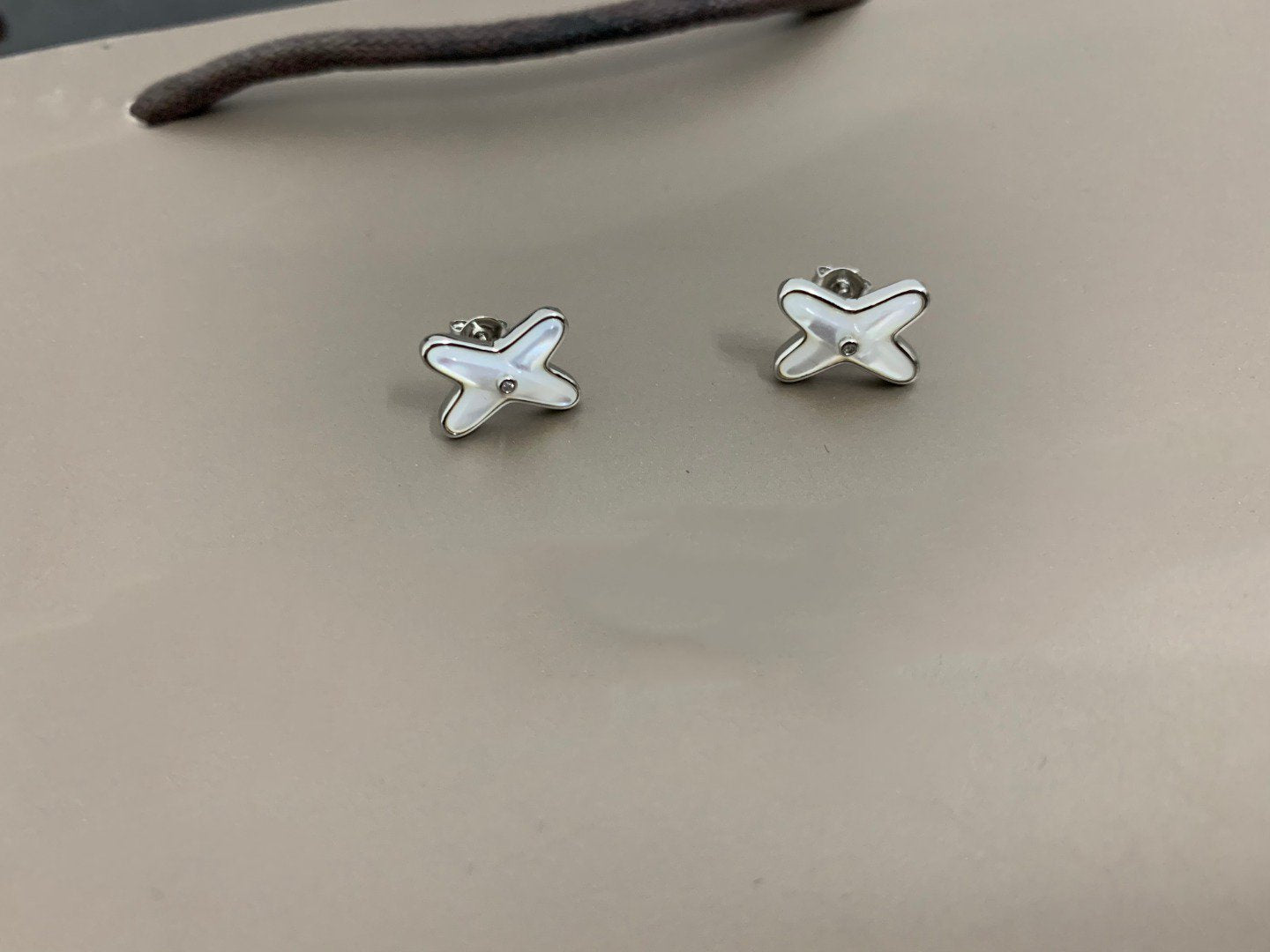 LUXEIFY JEUX DE WHITE MOP SILVER DIAMOND EARRINGS