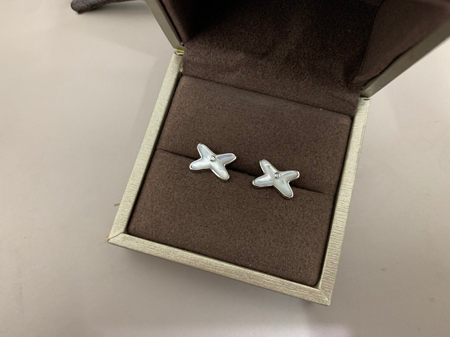 LUXEIFY JEUX DE WHITE MOP SILVER DIAMOND EARRINGS