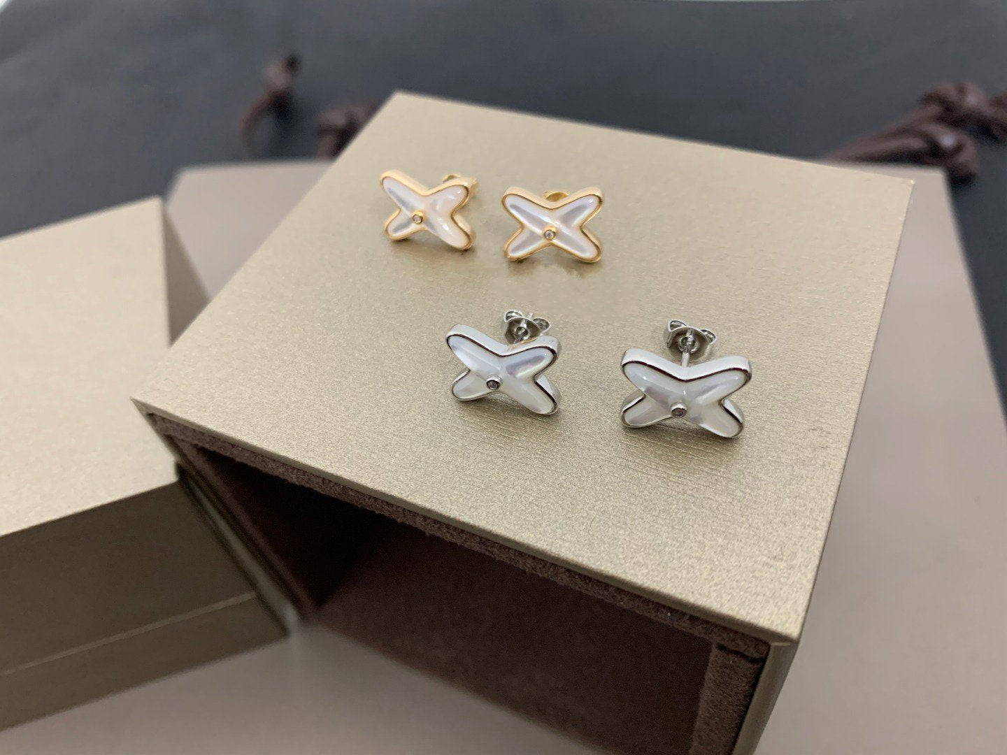 LUXEIFY JEUX DE WHITE MOP SILVER DIAMOND EARRINGS