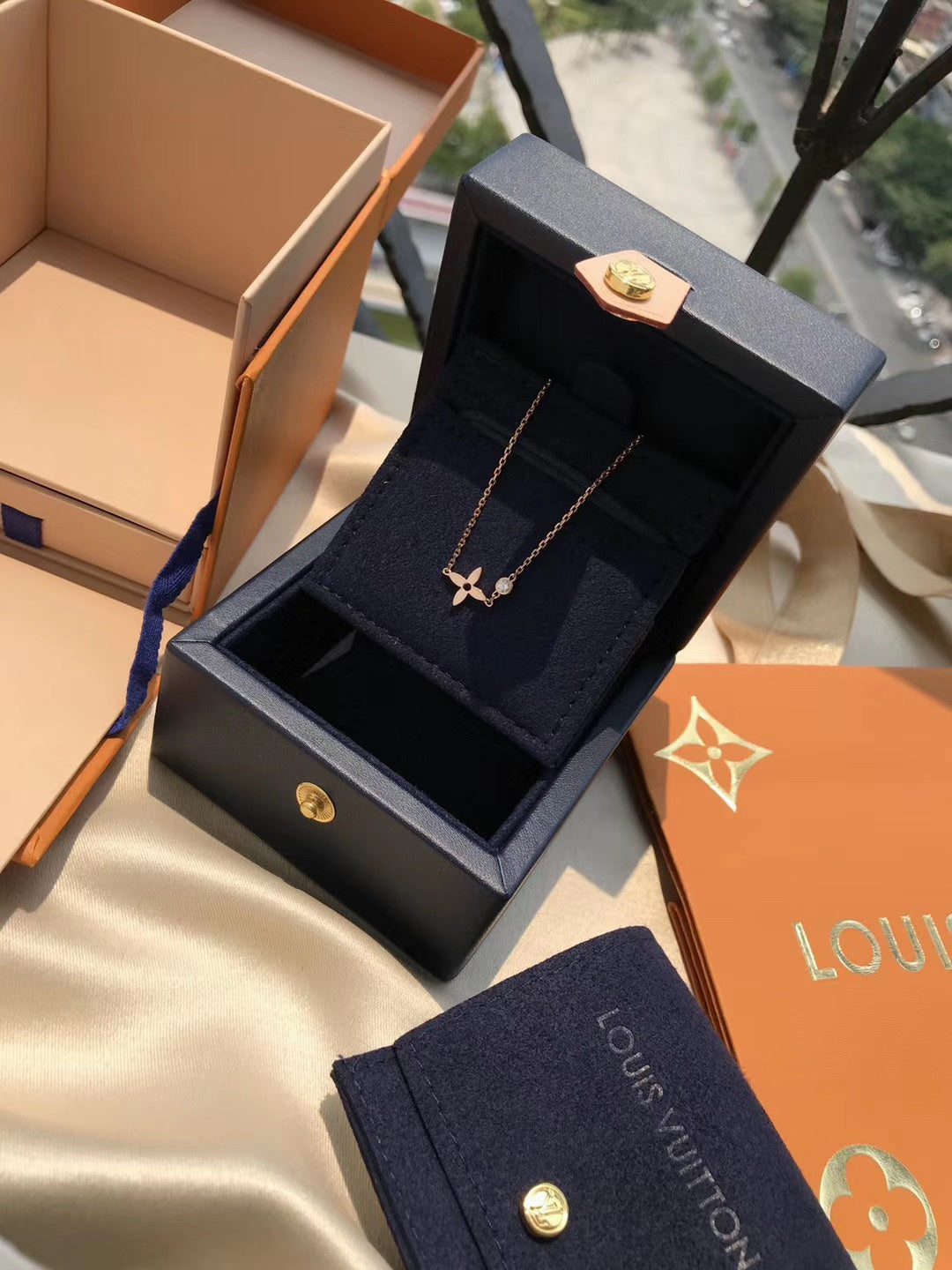 LUXEIFY BLOSSOM PENDANT PINK GOLD AND DIAMOND