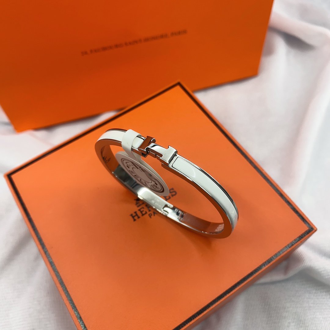 LUXEIFY CLASSIC HM CLIC WHITE 8MM ENAMEL BRACELET