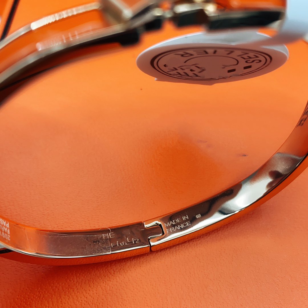 LUXEIFY CLASSIC HM CLIC RED 8MM ENAMEL BRACELET