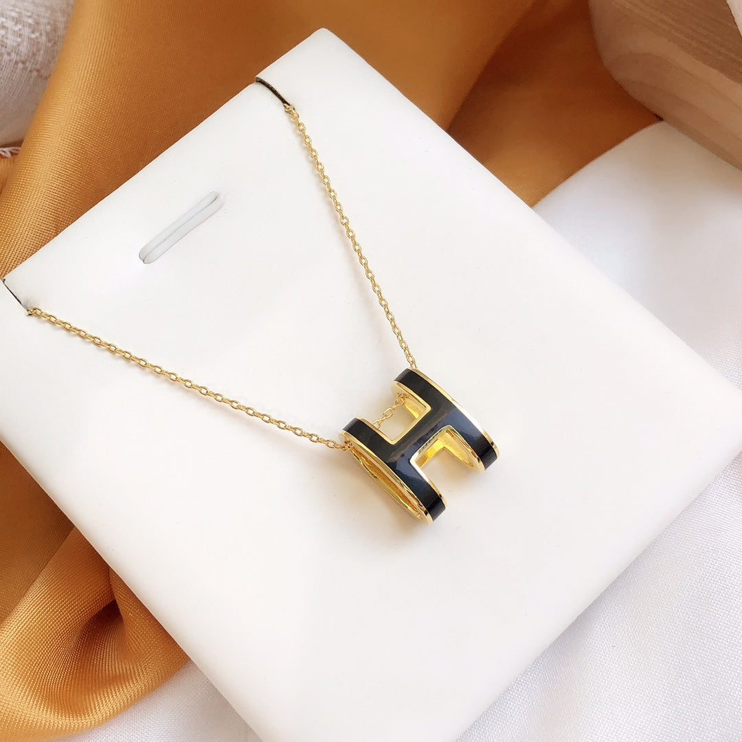 LUXEIFY HM CLIC BLACK ENAMEL GOLD NECKLACE