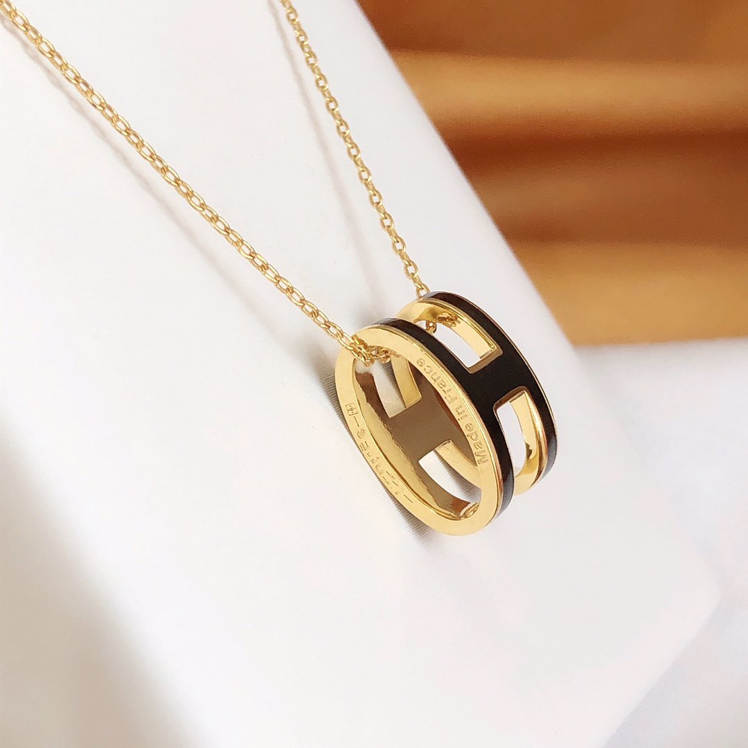 LUXEIFY HM CLIC BLACK ENAMEL GOLD NECKLACE
