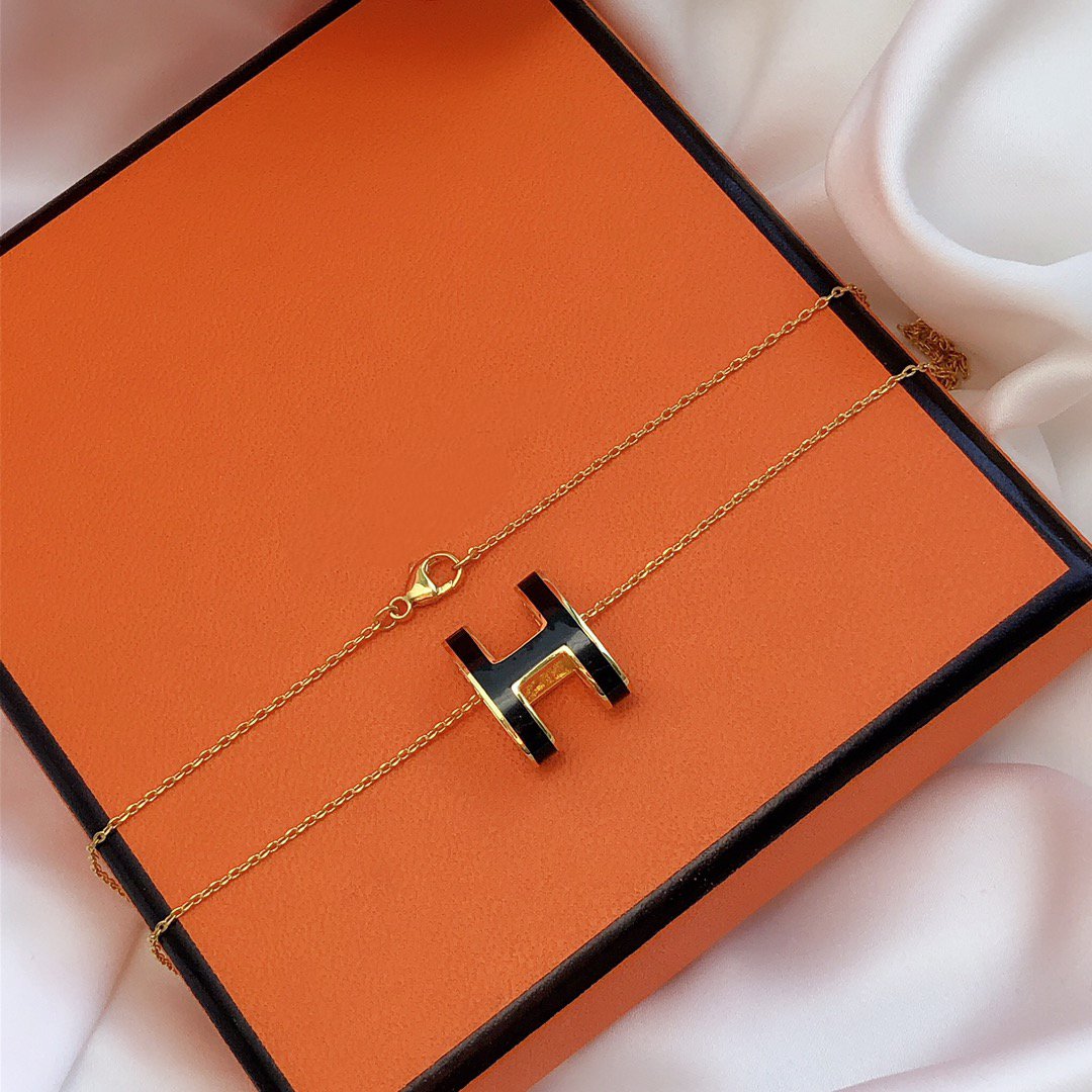 LUXEIFY HM CLIC BLACK ENAMEL GOLD NECKLACE