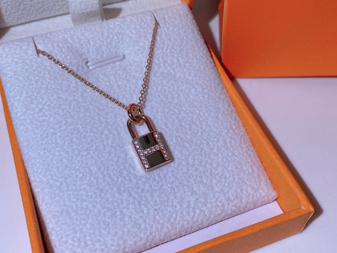 LUXEIFY HM ADVANCED NICHE LOCK HEAD NECKLACE DIAMONDS