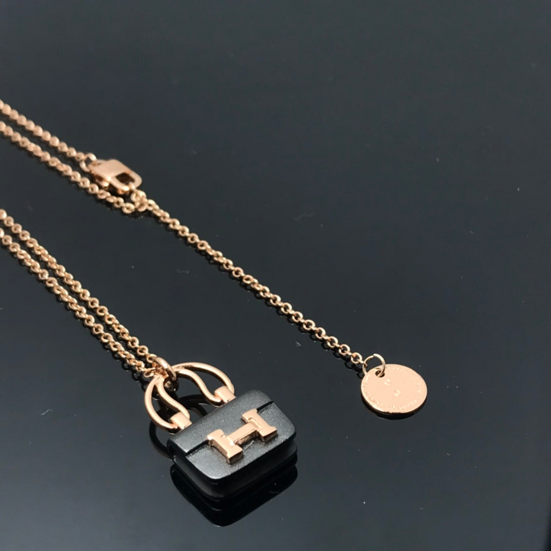 LUXEIFY WOMEN'S HM AMULETTES CONSTANCE PENDANT NECKLACE