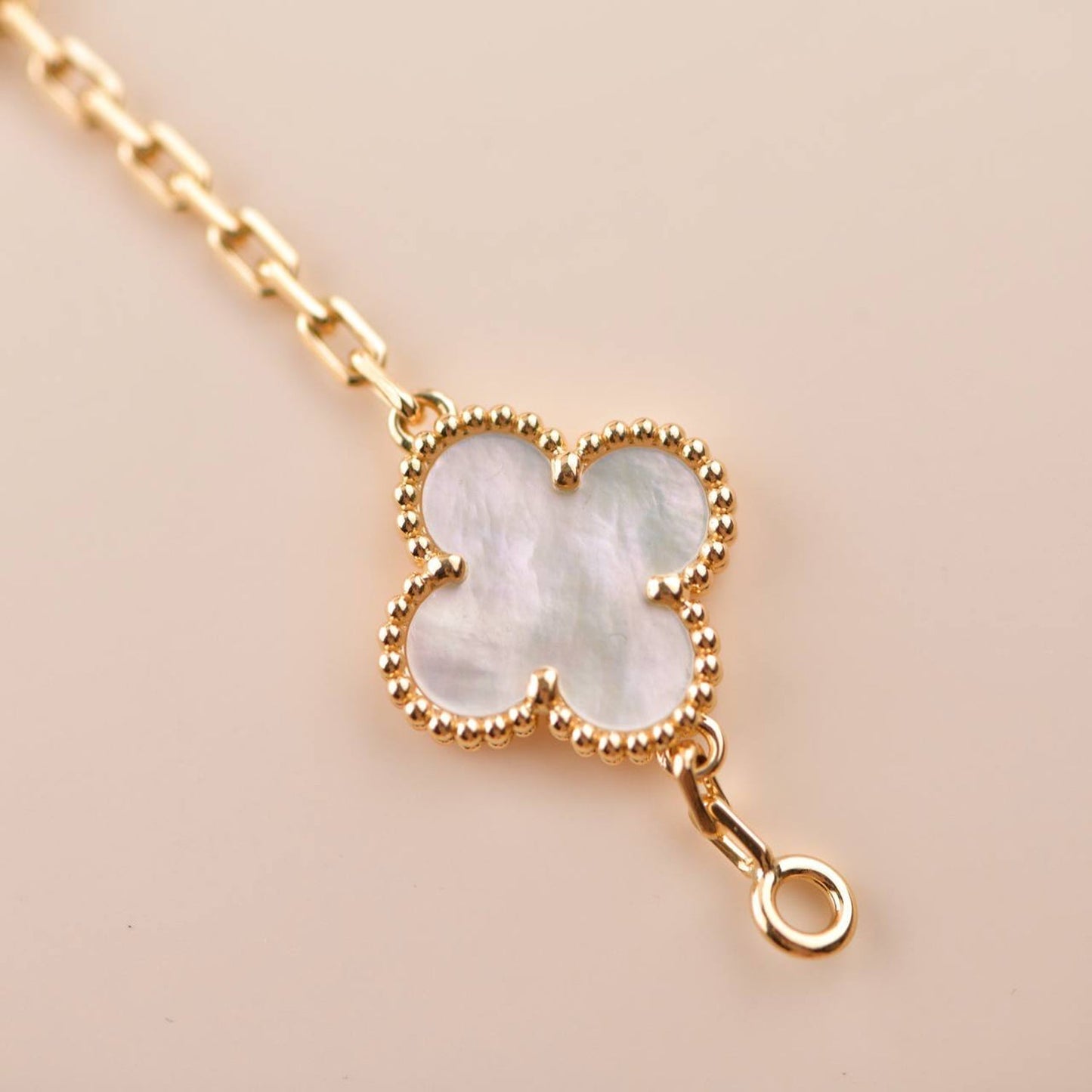 CLOVER 5 MOTIF WHITE MOP BRACELET