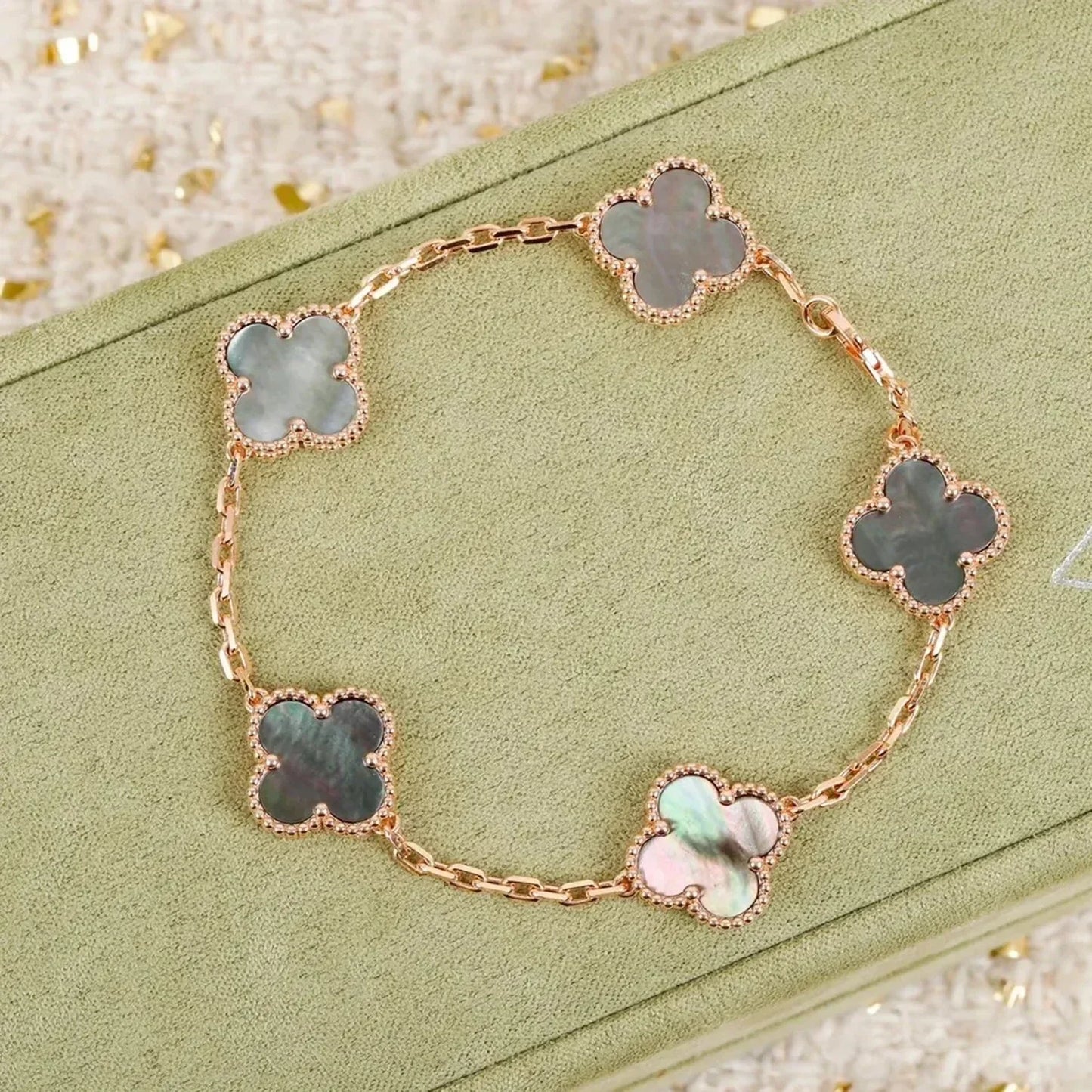 CLOVER 5 MOTIF GRAY MOP BRACELET