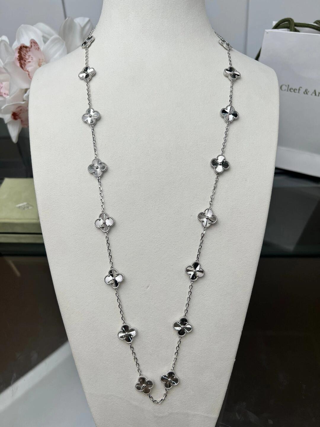 CLOVER 20 MOTIFS LASER SILVER