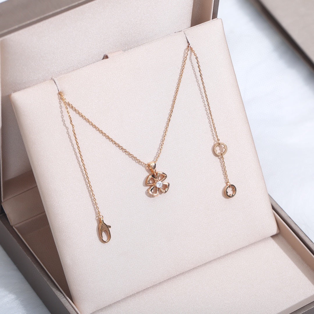 LUXEIFY FIOREVER NECKLACE DIAMOND CENTER