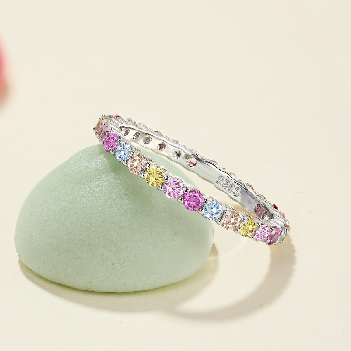 [CALIENTE] Elegante anillo diario de corte redondo vívido