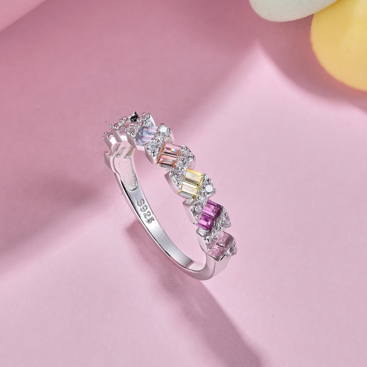 [CALIENTE] Anillo diario delicado y vibrante con corte esmeralda