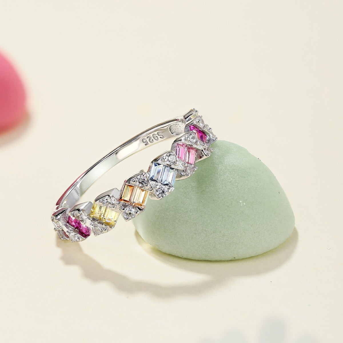 [CALIENTE] Anillo diario delicado y vibrante con corte esmeralda
