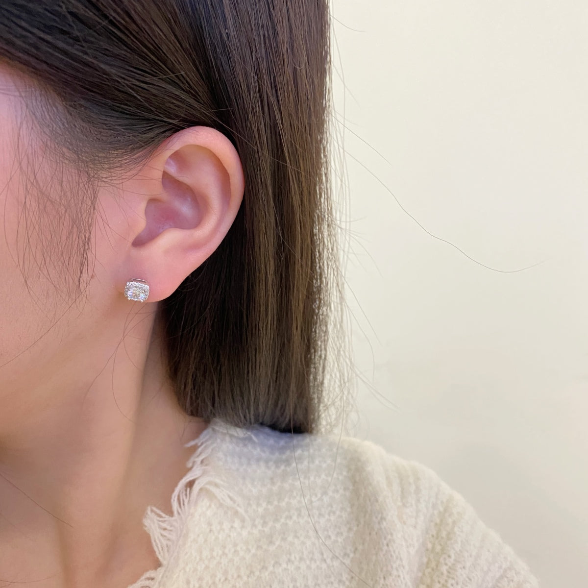 [HOT]Classic Round Center Stone Stud Earrings