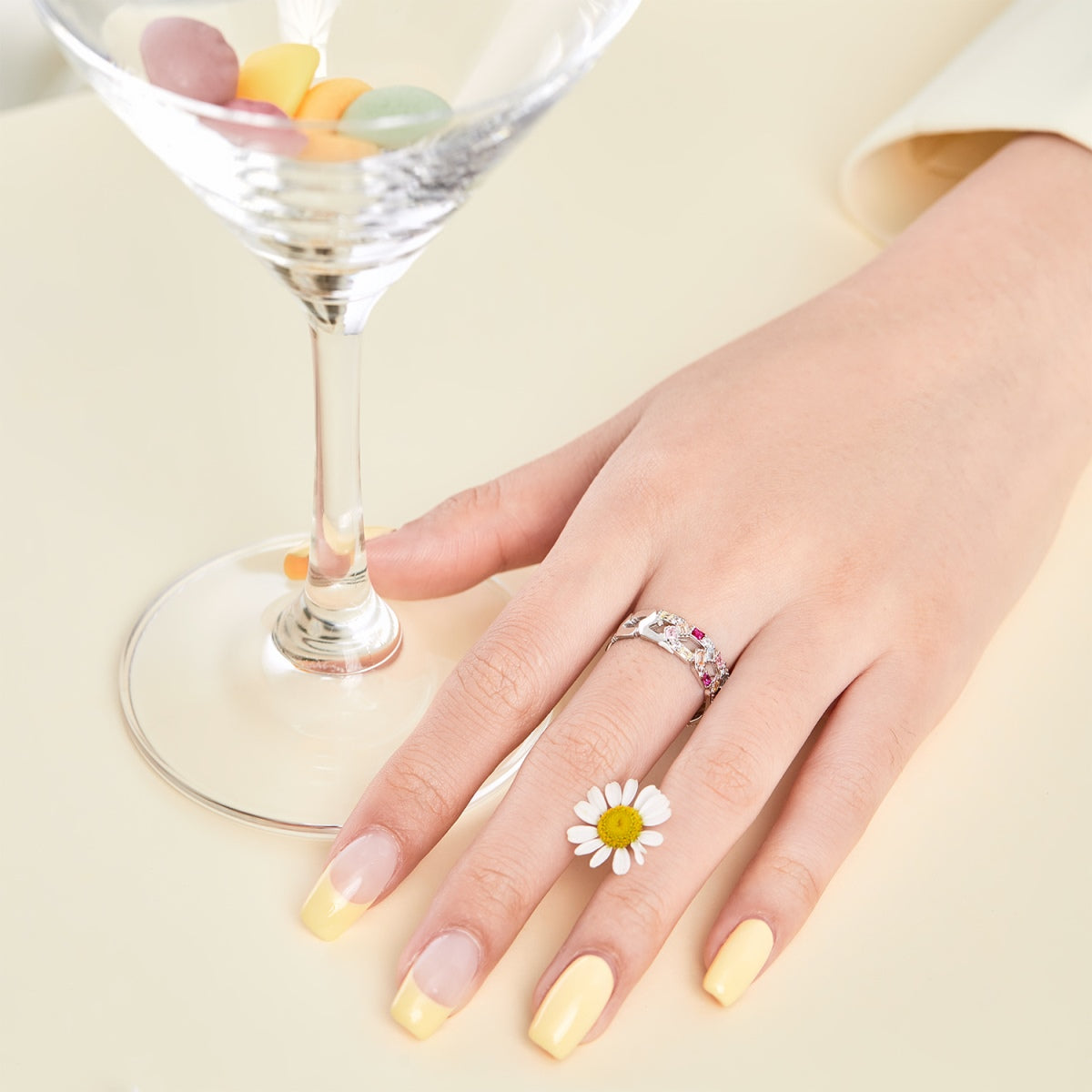 [HOT]Anillo diario brillante y vibrante con corte esmeralda