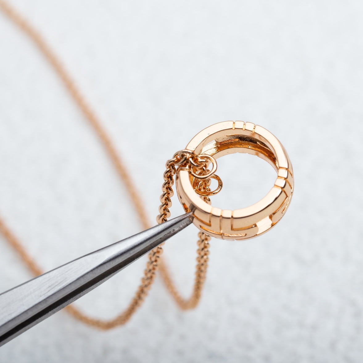 LUXEIFY PARENTESI NECKLACE PINK GOLD