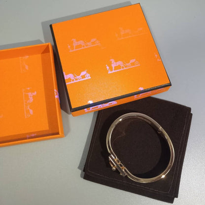 LUXEIFY H YELLOW BRACELET