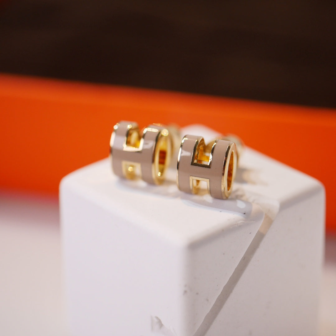 LUXEIFY MINI POP H GOLD EARRINGS GREY