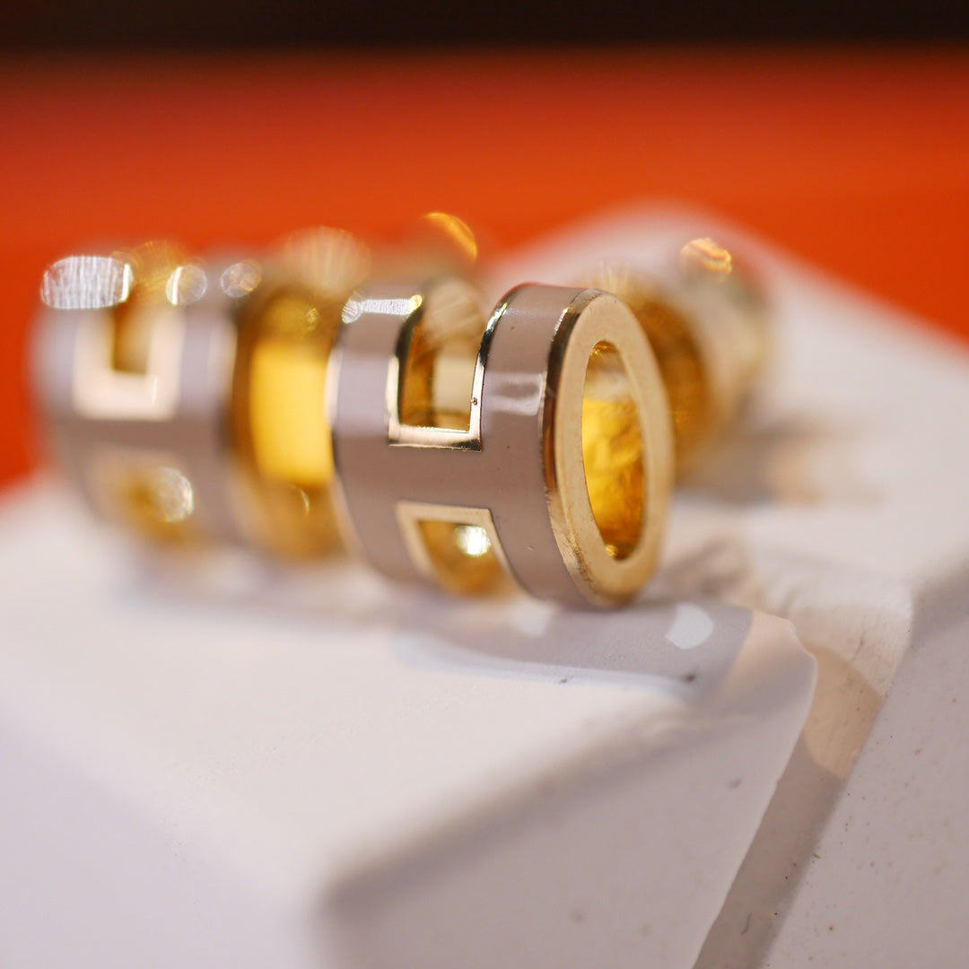 LUXEIFY MINI POP H GOLD EARRINGS GREY
