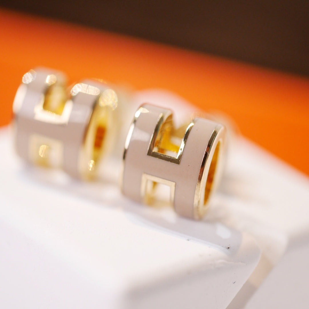 LUXEIFY MINI POP H GOLD EARRINGS GREY