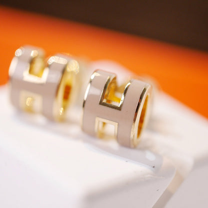 LUXEIFY MINI POP H GOLD EARRINGS GREY