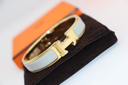 LUXEIFY H LIGHT BLUE BRACELET