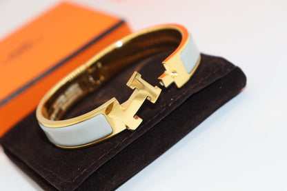 LUXEIFY H LIGHT BLUE BRACELET