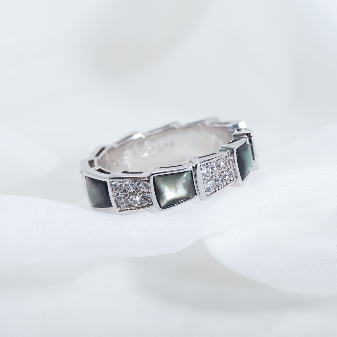 ANILLO LUXEIFY SERPENTI PLATA DIAMANTE NEGRO MOP 4MM