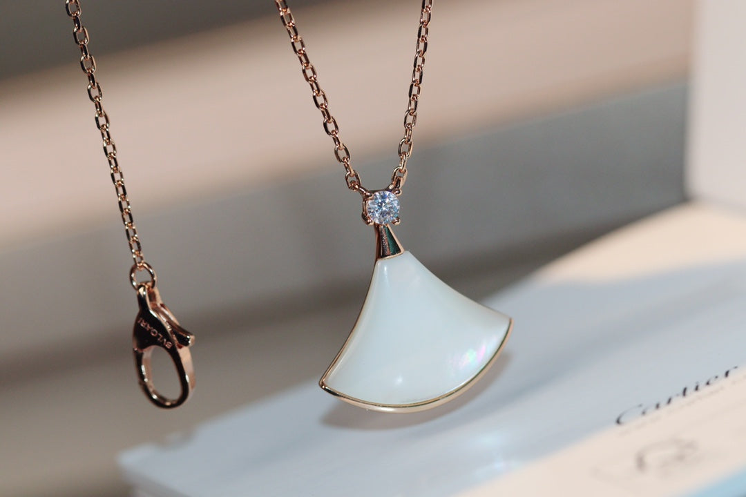 LUXEIFY DREAM NECKLACE WHITE MOP PINK GOLD 1 DIAMOND