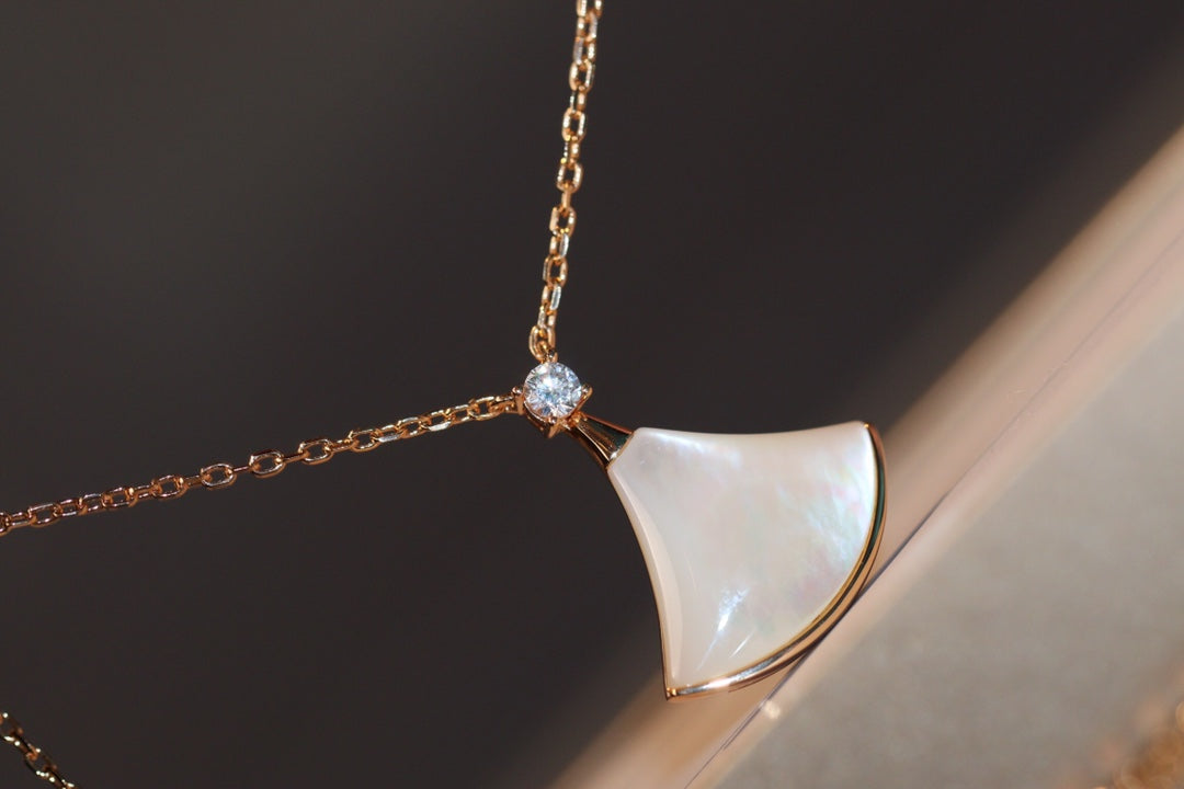 LUXEIFY DREAM NECKLACE WHITE MOP PINK GOLD 1 DIAMOND
