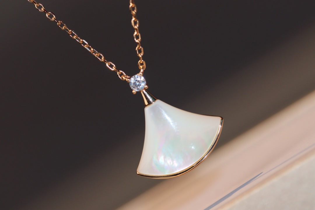 LUXEIFY DREAM NECKLACE WHITE MOP PINK GOLD 1 DIAMOND