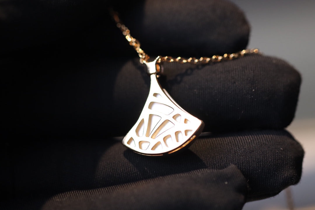 LUXEIFY DREAM NECKLACE WHITE MOP PINK GOLD 1 DIAMOND