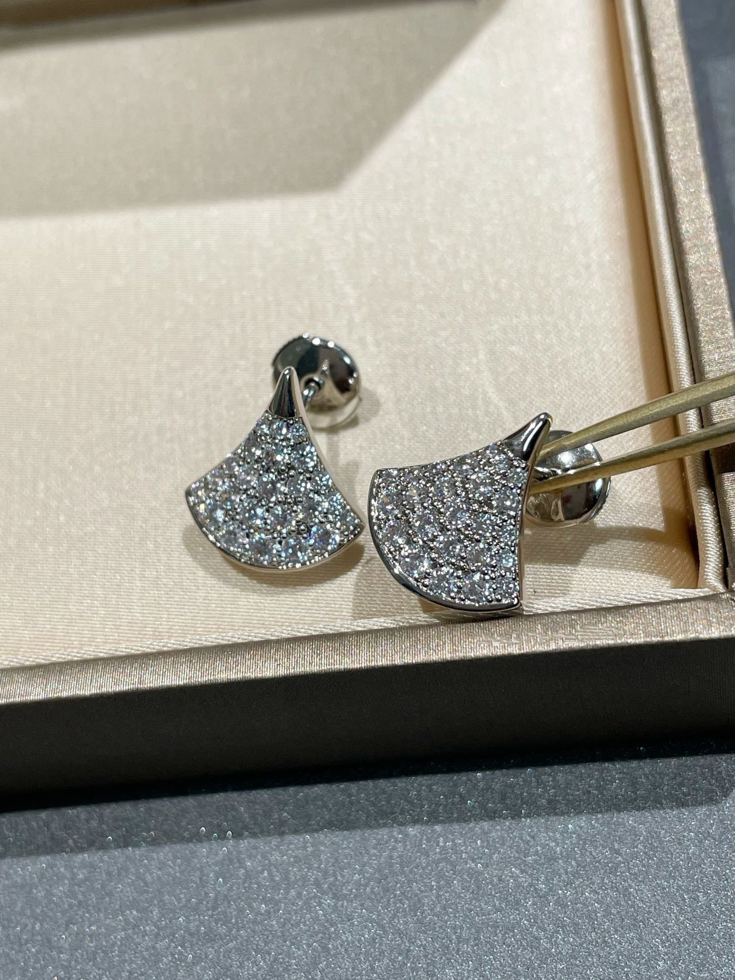 LUXEIFY DREAM STUD EARRINGS DIAMOND
