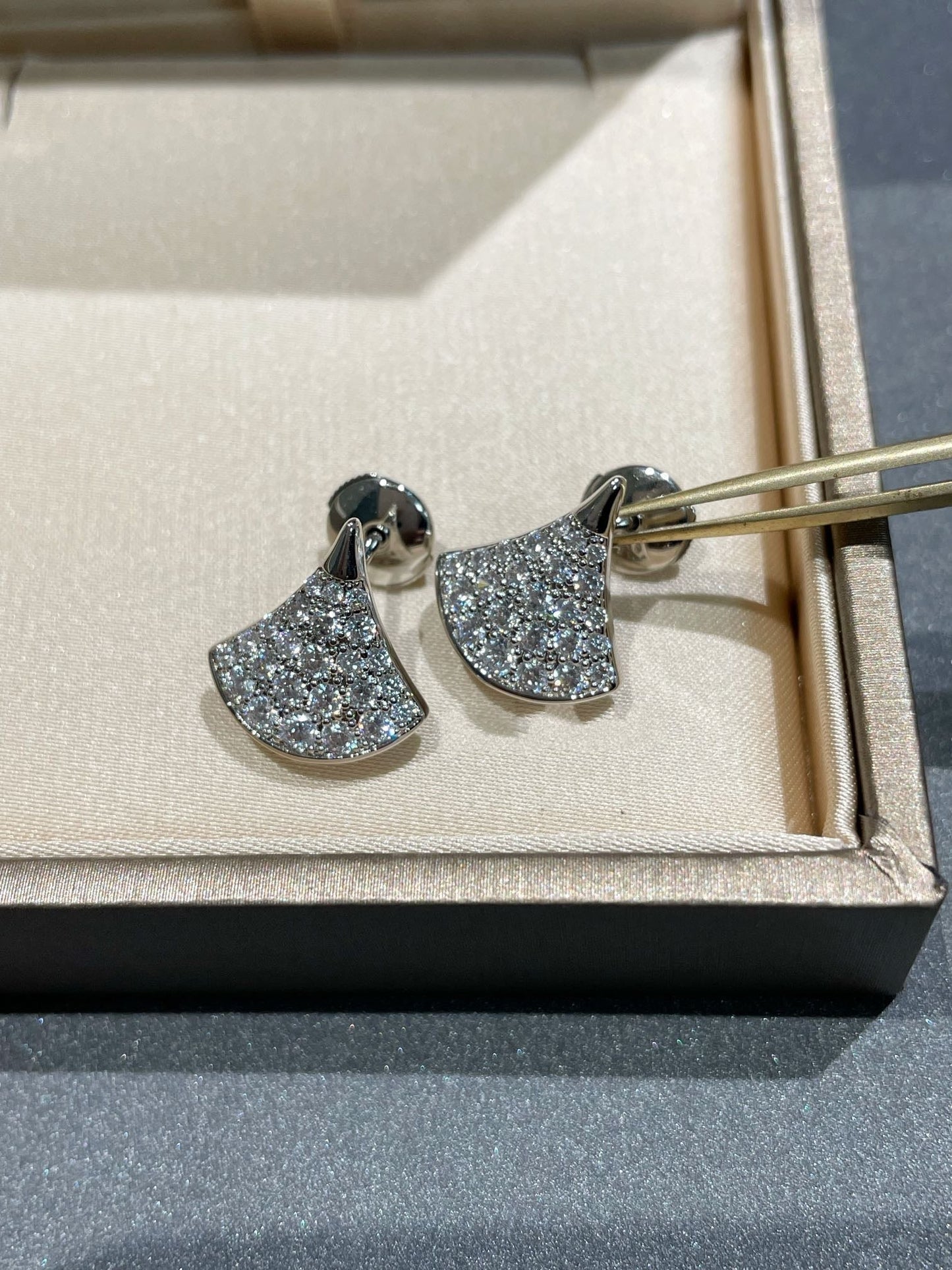 LUXEIFY DREAM STUD EARRINGS DIAMOND