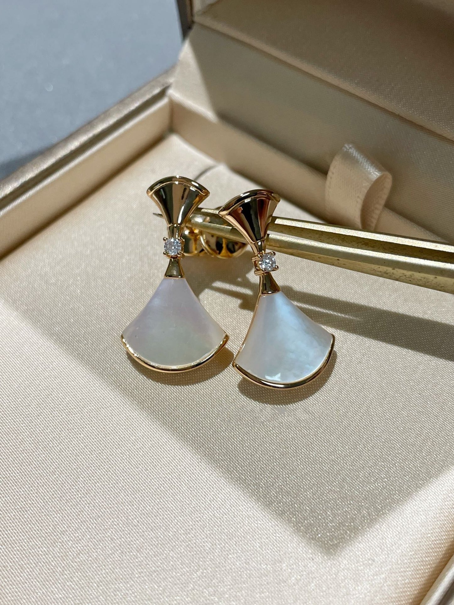 LUXEIFY DREAM MOP 1 DIAMOND EARRINGS