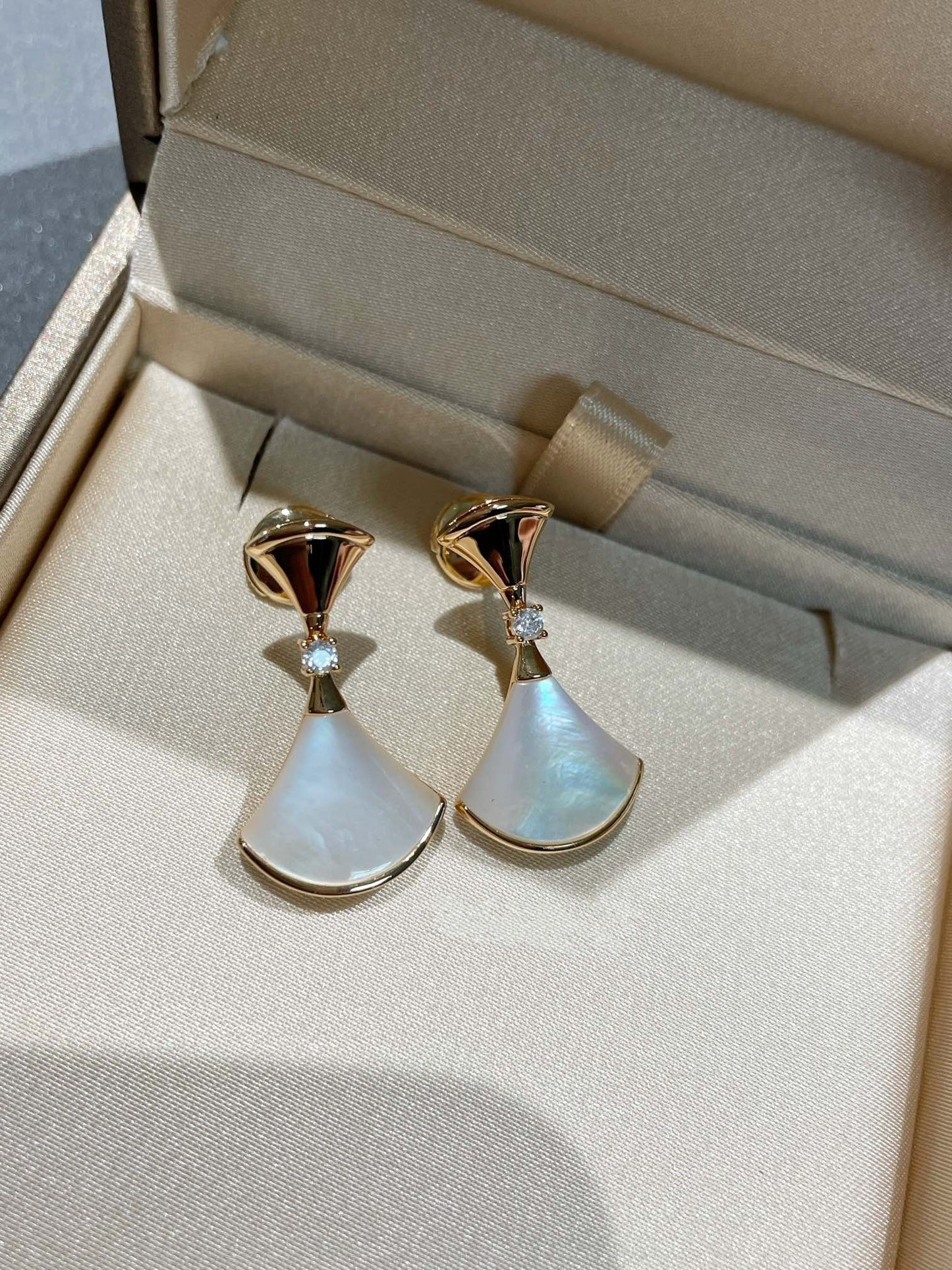 LUXEIFY DREAM MOP 1 DIAMOND EARRINGS