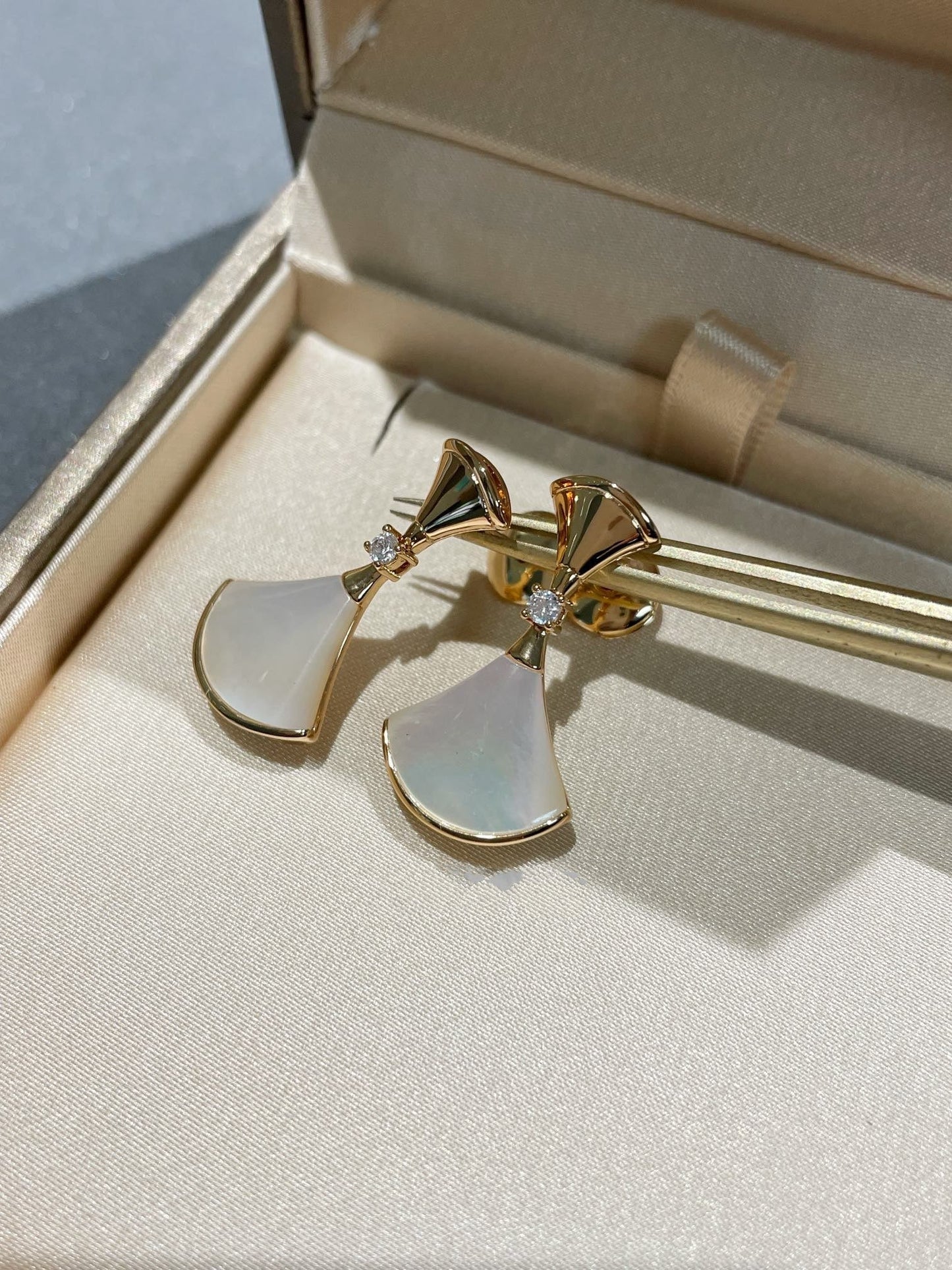 LUXEIFY DREAM MOP 1 DIAMOND EARRINGS