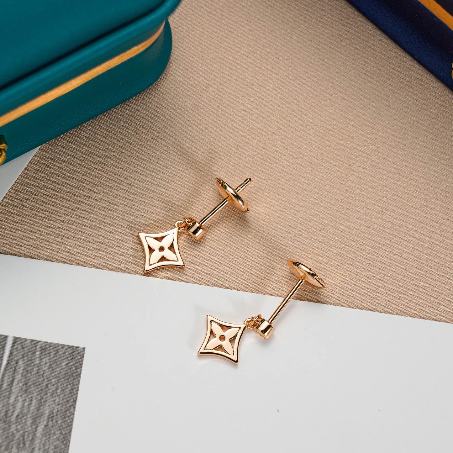 LUXEIFY STAR EARRINGS GOLD