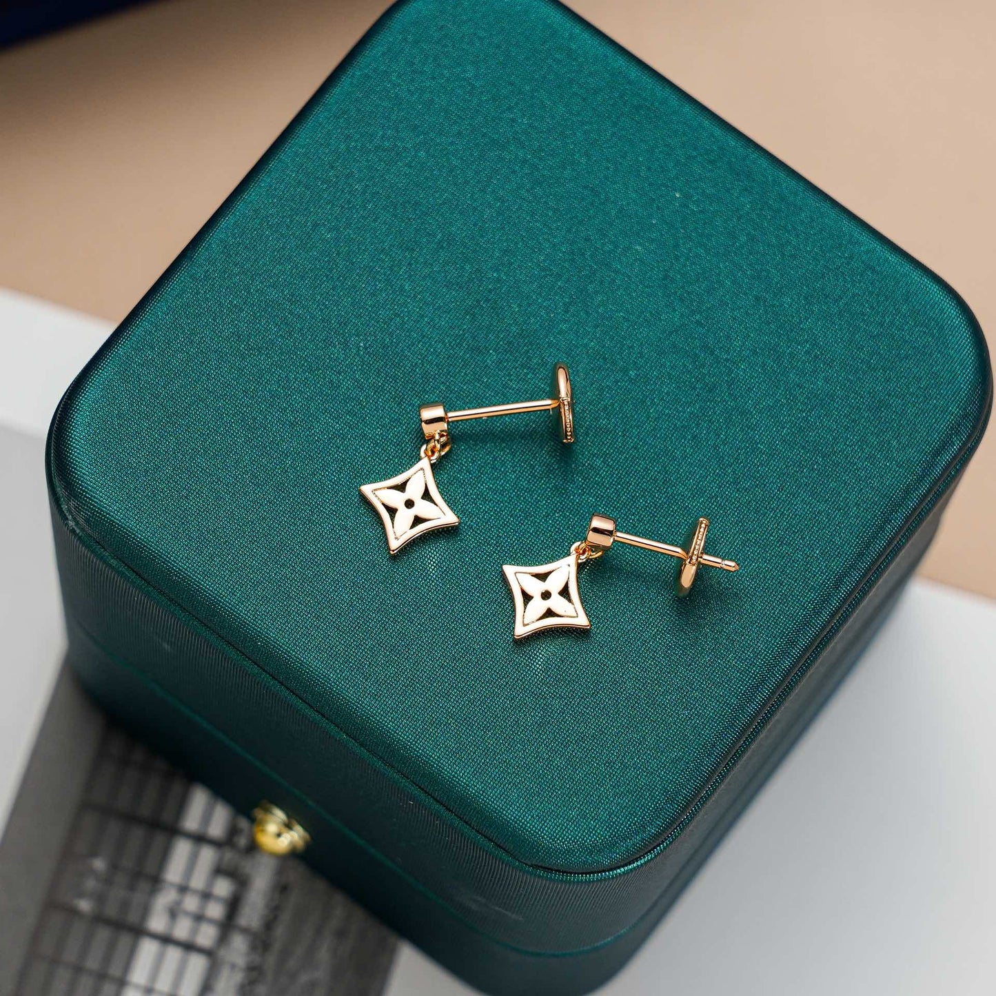 LUXEIFY STAR EARRINGS GOLD