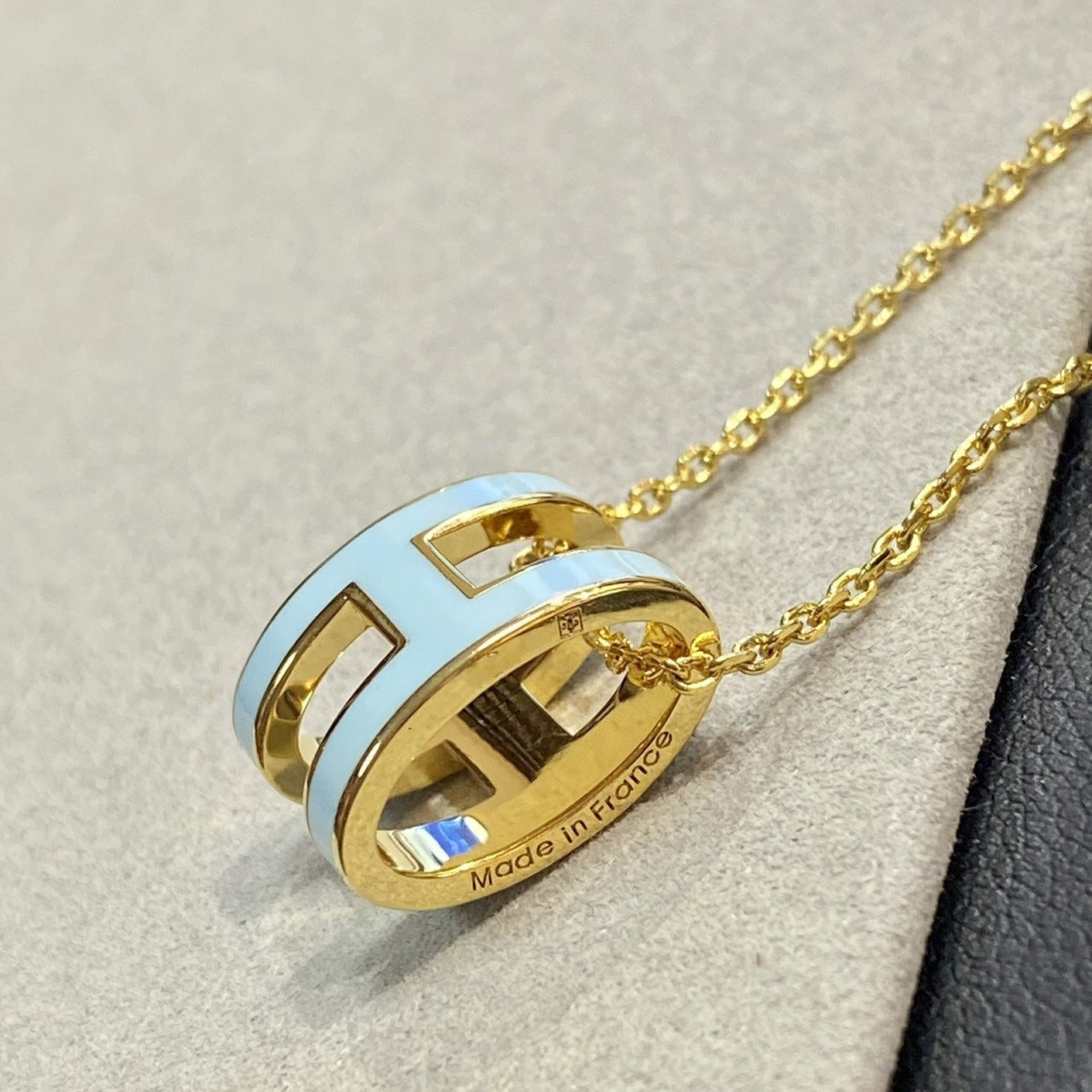 LUXEIFY POP H LIGHT BLUE NECKLACE