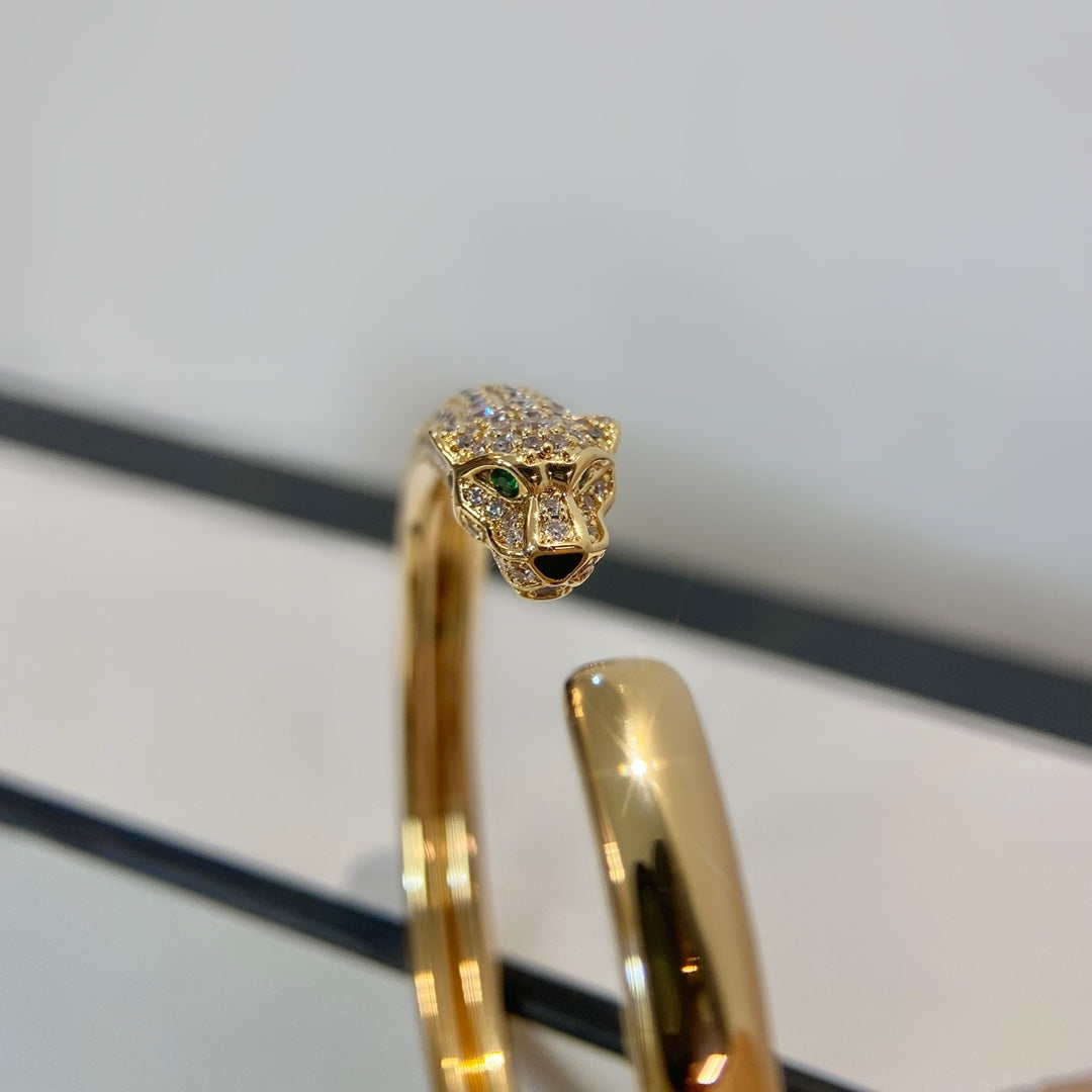 LUXEIFY PANTHERE GOLD DIAMOND OPEN BRACELET
