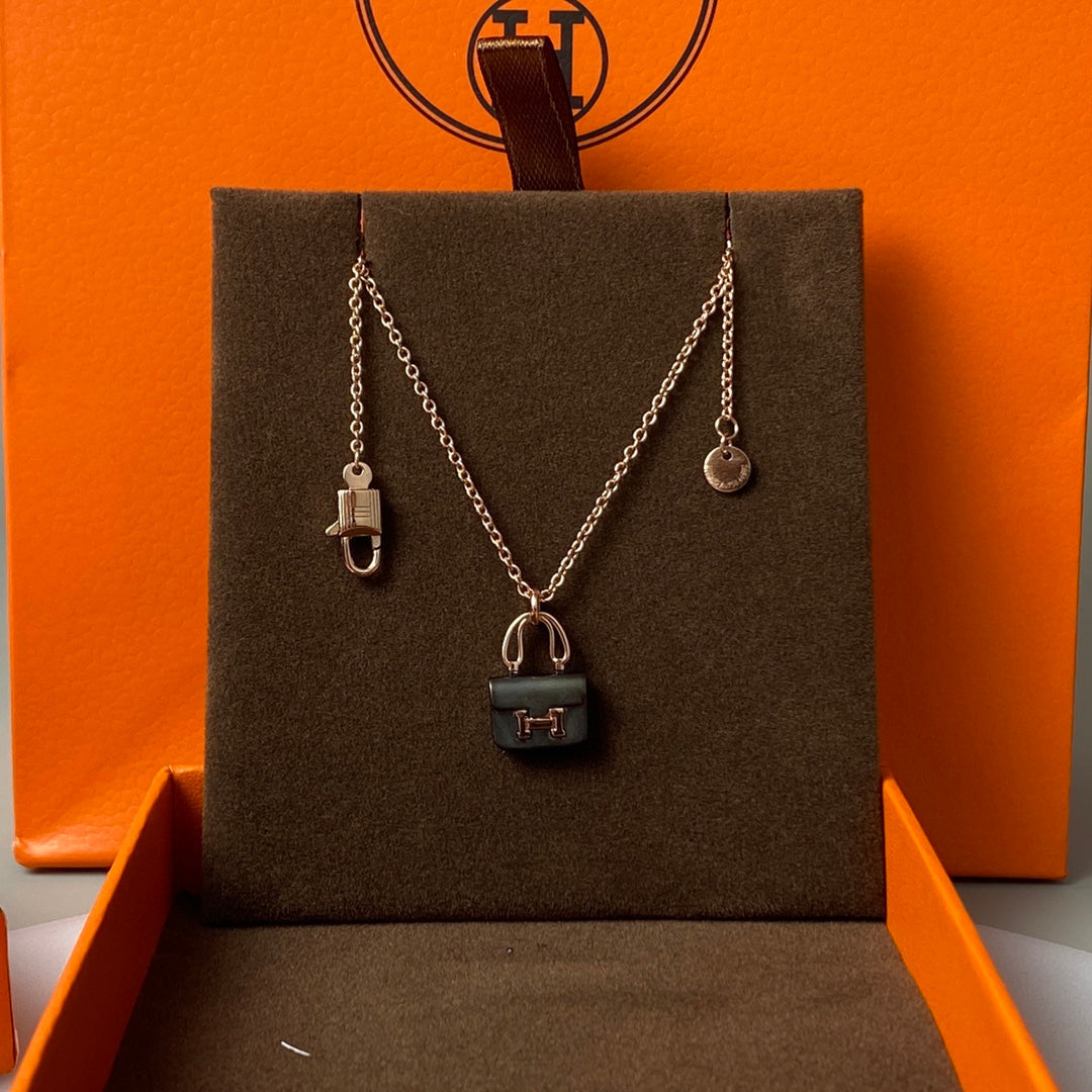 LUXEIFY CONSTANCE BLACK PEDANT PINK GOLD NECKLACE