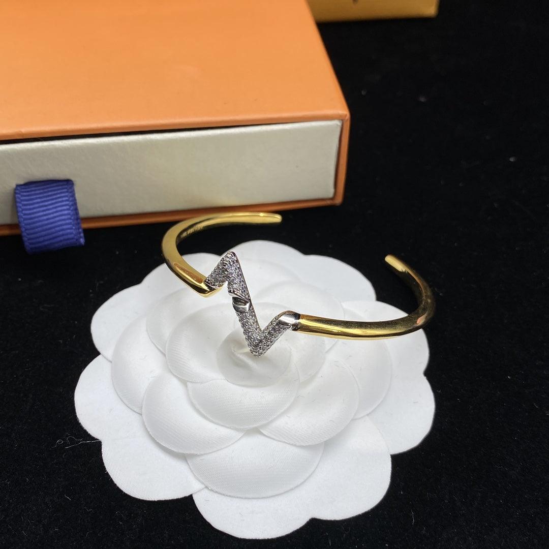 LUXEIFY VOLTE UPSITE DOWN DIAMOND GOLD OPEN BRACELET