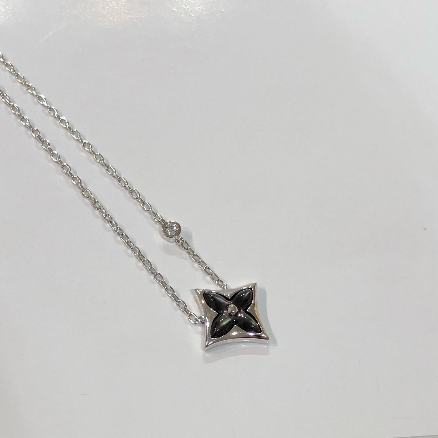 LUXEIFY STAR BLACK MOP NECKLACE