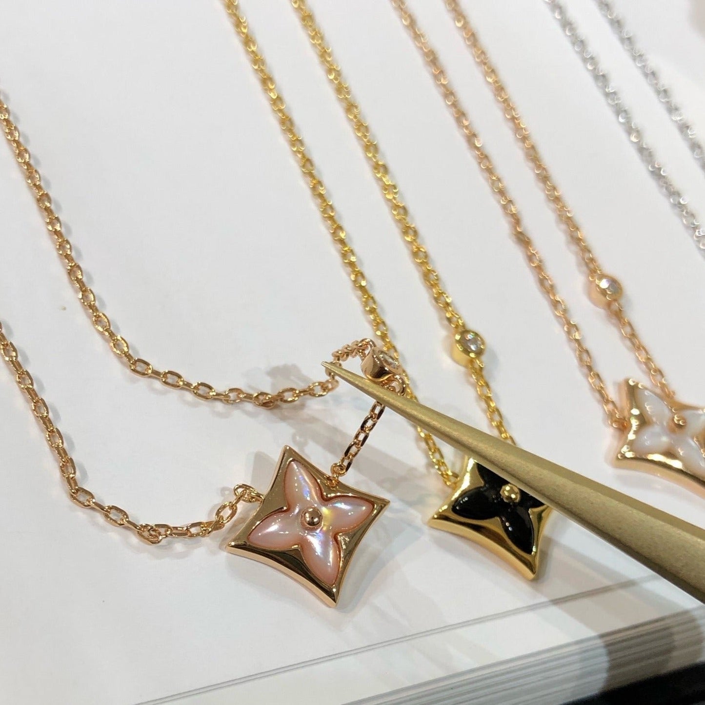 LUXEIFY STAR BLACK MOP NECKLACE