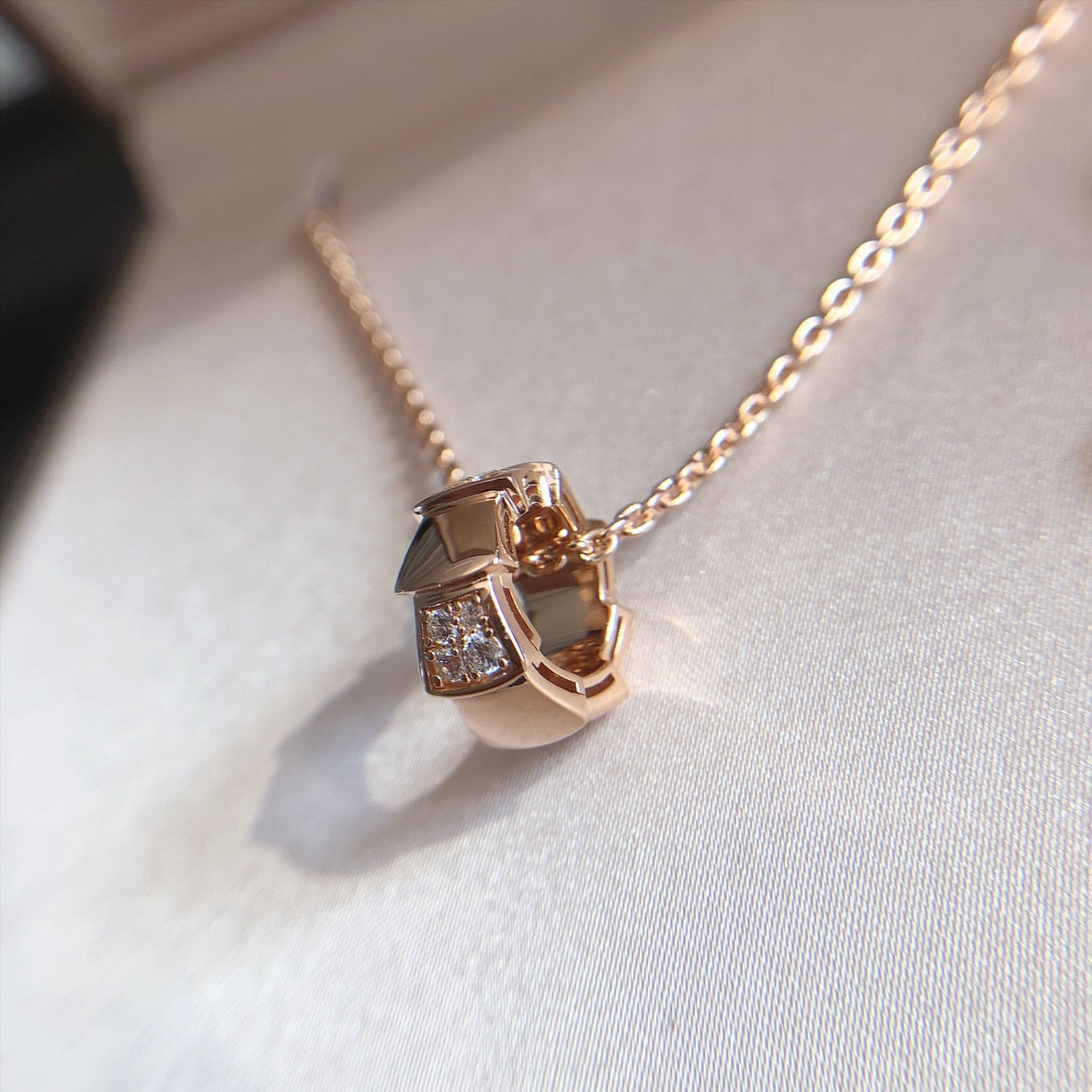 LUXEIFY SERPENTI PEDANT DIAMOND PINK GOLD NECKLACE