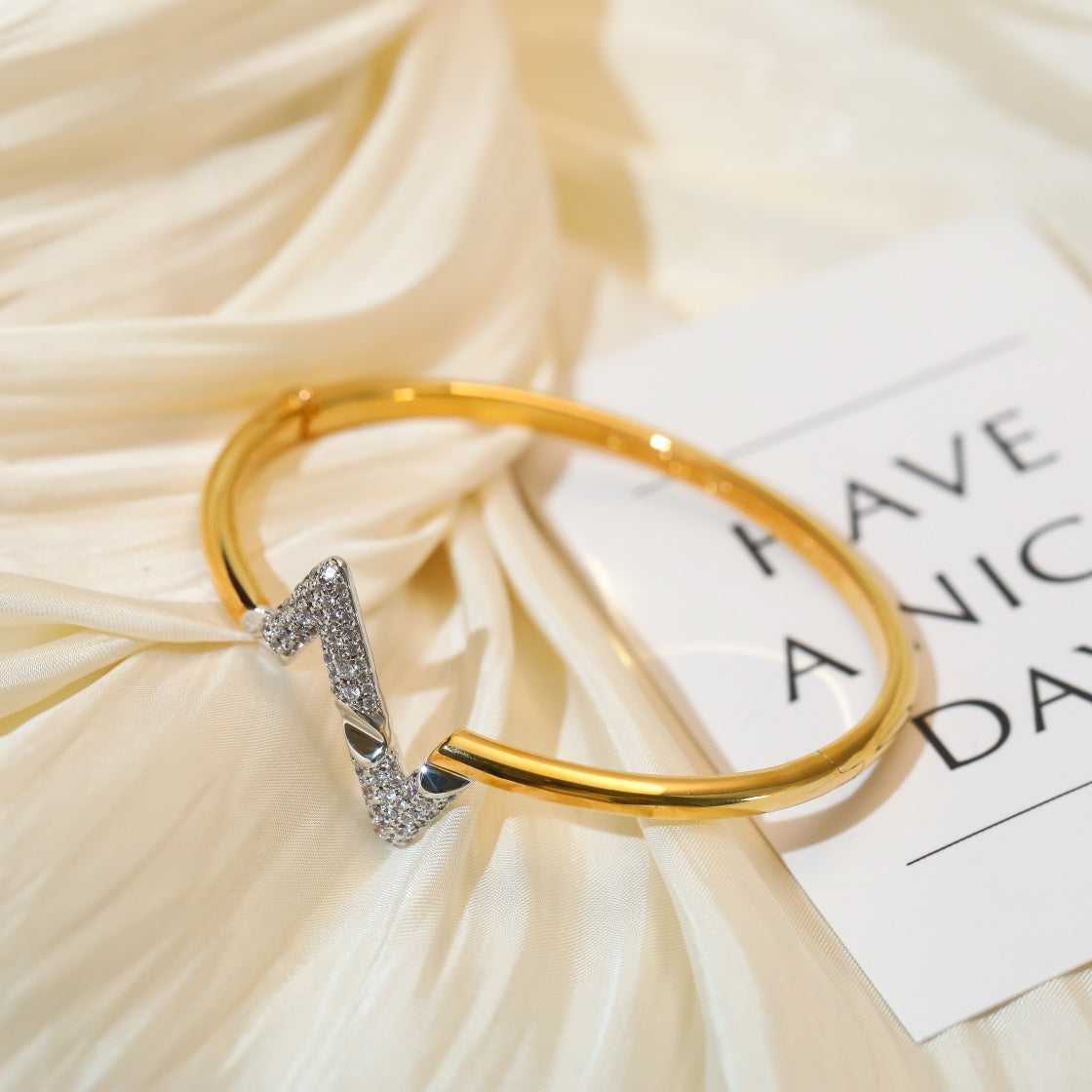 LUXEIFY VOLTE UPSITE DOWN GOLD DIAMOND BRACELET
